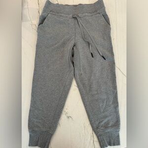 Lululemon Athletica Press Pause II 25.5”Heathered Gray cuffed joggers
